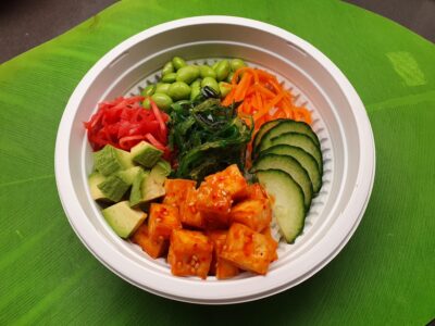 Poke Bowl mit marinierten Tofu und Avocado für 23.00 CHF
